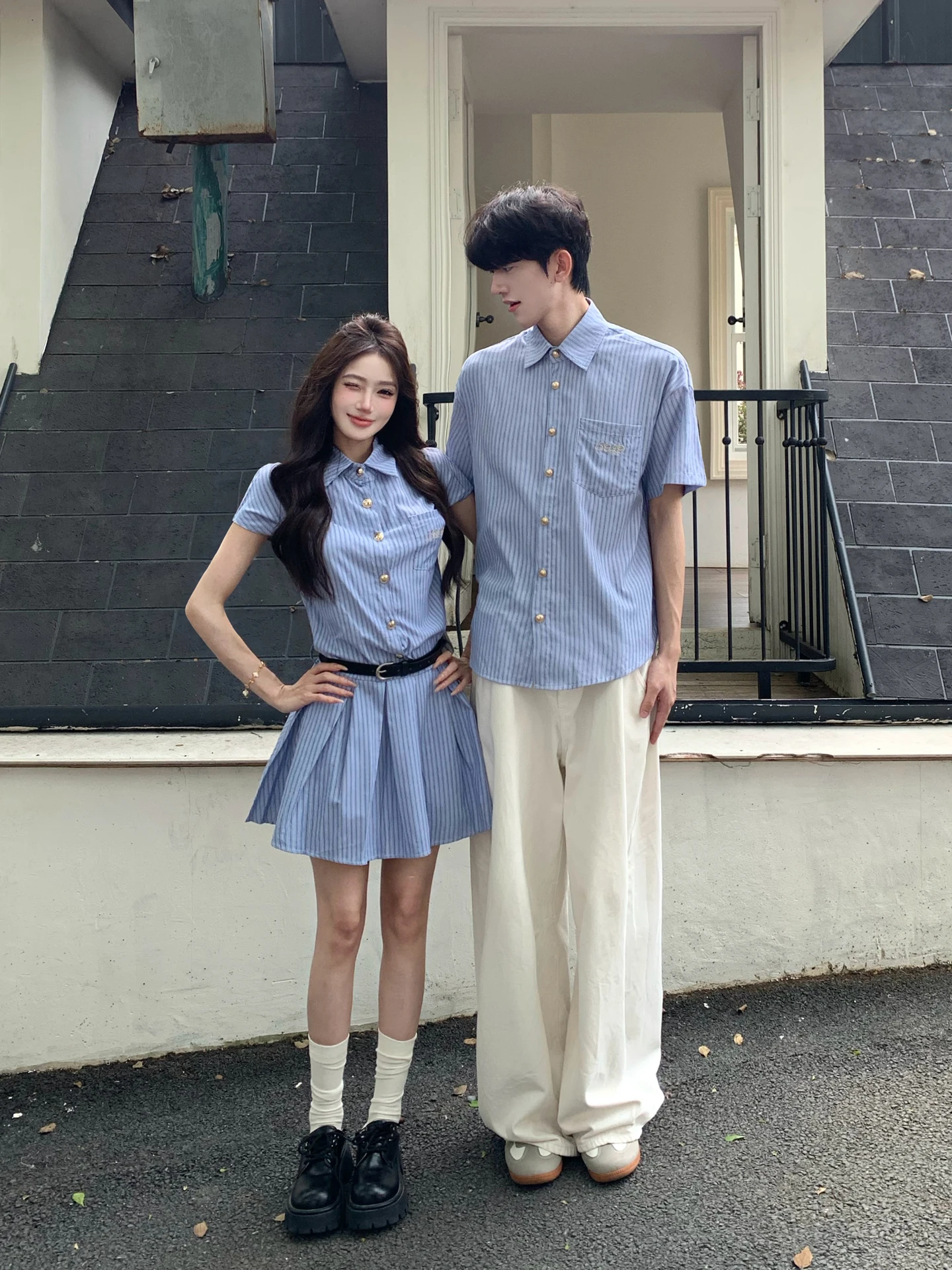 

Couple's College Style Blue Striped Shirt Men's Waist-Cinching Slimming Design Dress Women's Short Sleeve Button Front Coat