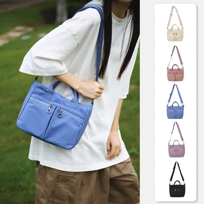 

Стильная повседневная сумка-кроссбоди с винтажным дизайном и однотонной расцветкой, также служит практичной вместительной роскошной сумкой для подгузников.