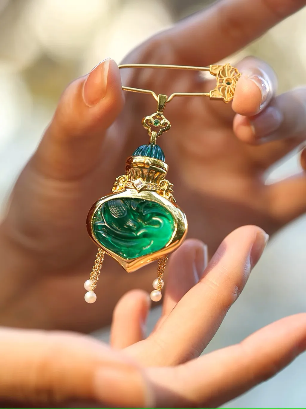 Chinese style New Antique Glass Perfume Water Bottle Gourd Brooch Can Be Opened  Used as a Pendant