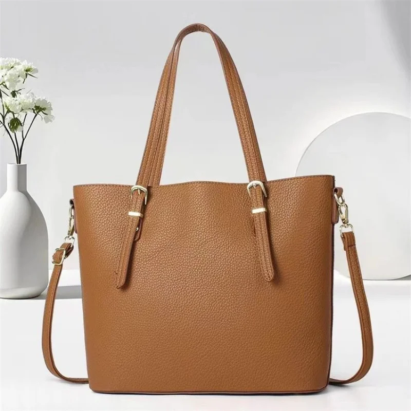 

Классическая тканая кожаная сумка-тоут для женщин. Текстурированная дизайнерская сумка с ручкой. Ремесленный образ и ощущение на каждый день.