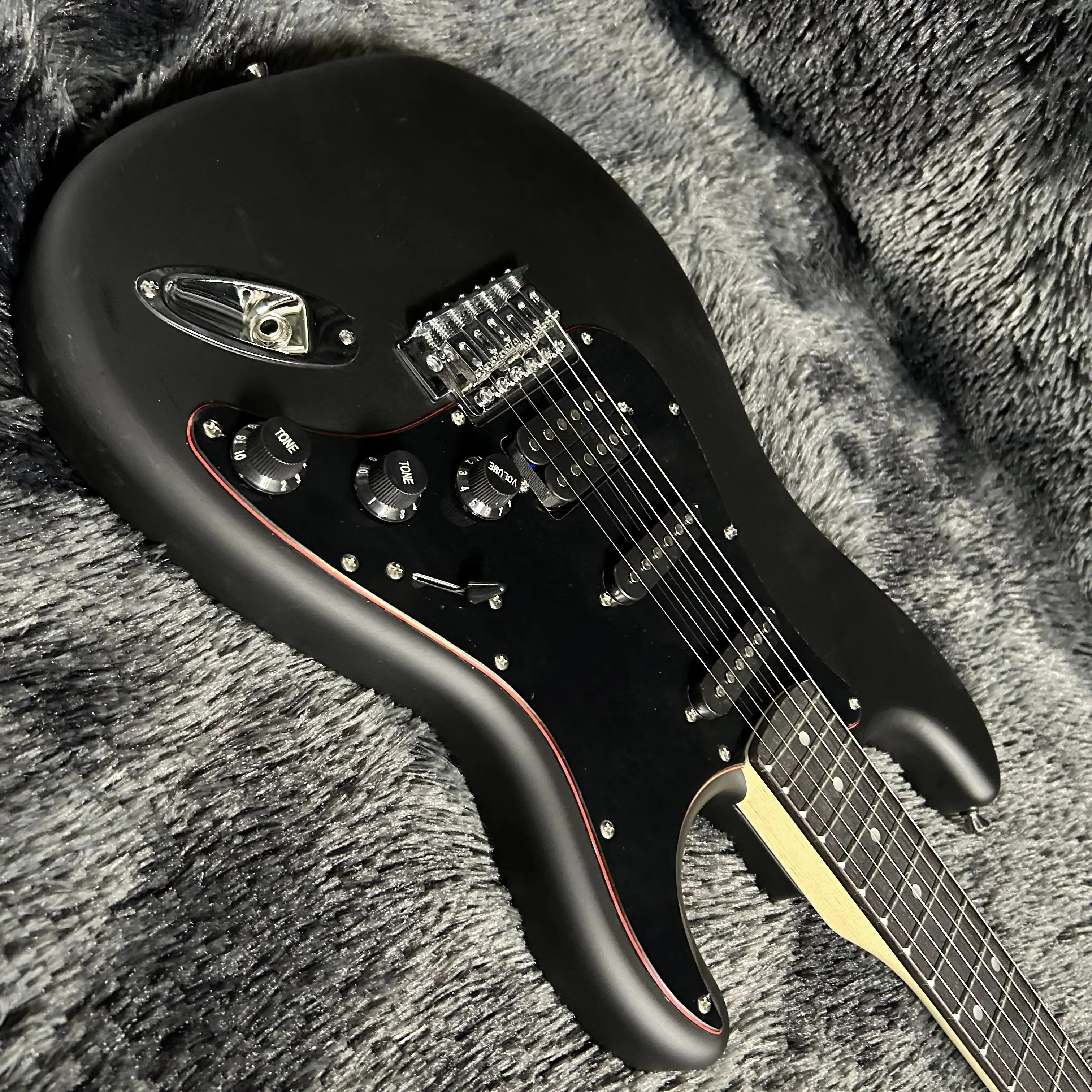 

Hot Sale Electric Guitars Mahogany Body Rosewood Fretboard Matte Black Color