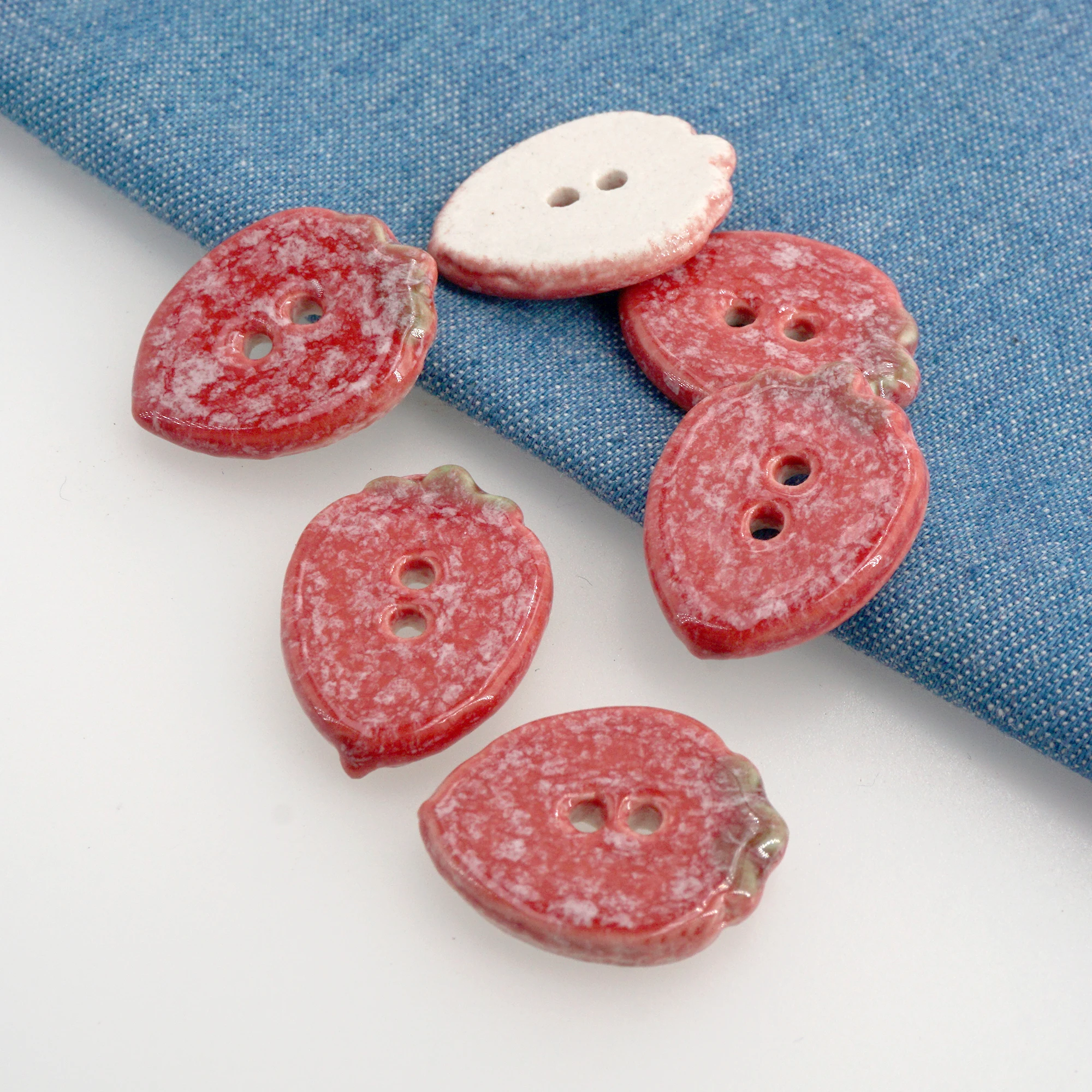 2 قطعة الفراولة السيراميك زر دفتر القصاصات لطيف الزخرفية زر الخياطة الملحقات