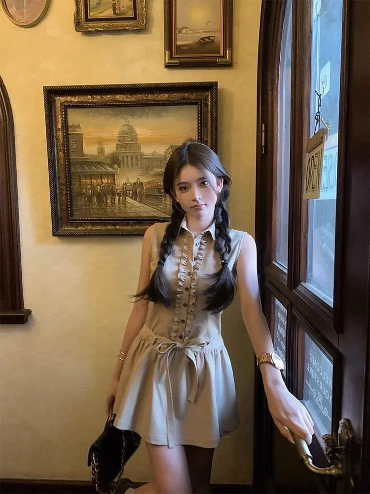 ชุดเดรสคอปกเสื้อเรียบง่ายคลาสสิกฤดูร้อนของผู้หญิงอารมณ์สีกากีสไตล์ใหม่กระโปรงสั้นสุดที่รักสไตล์วิทยาลัย