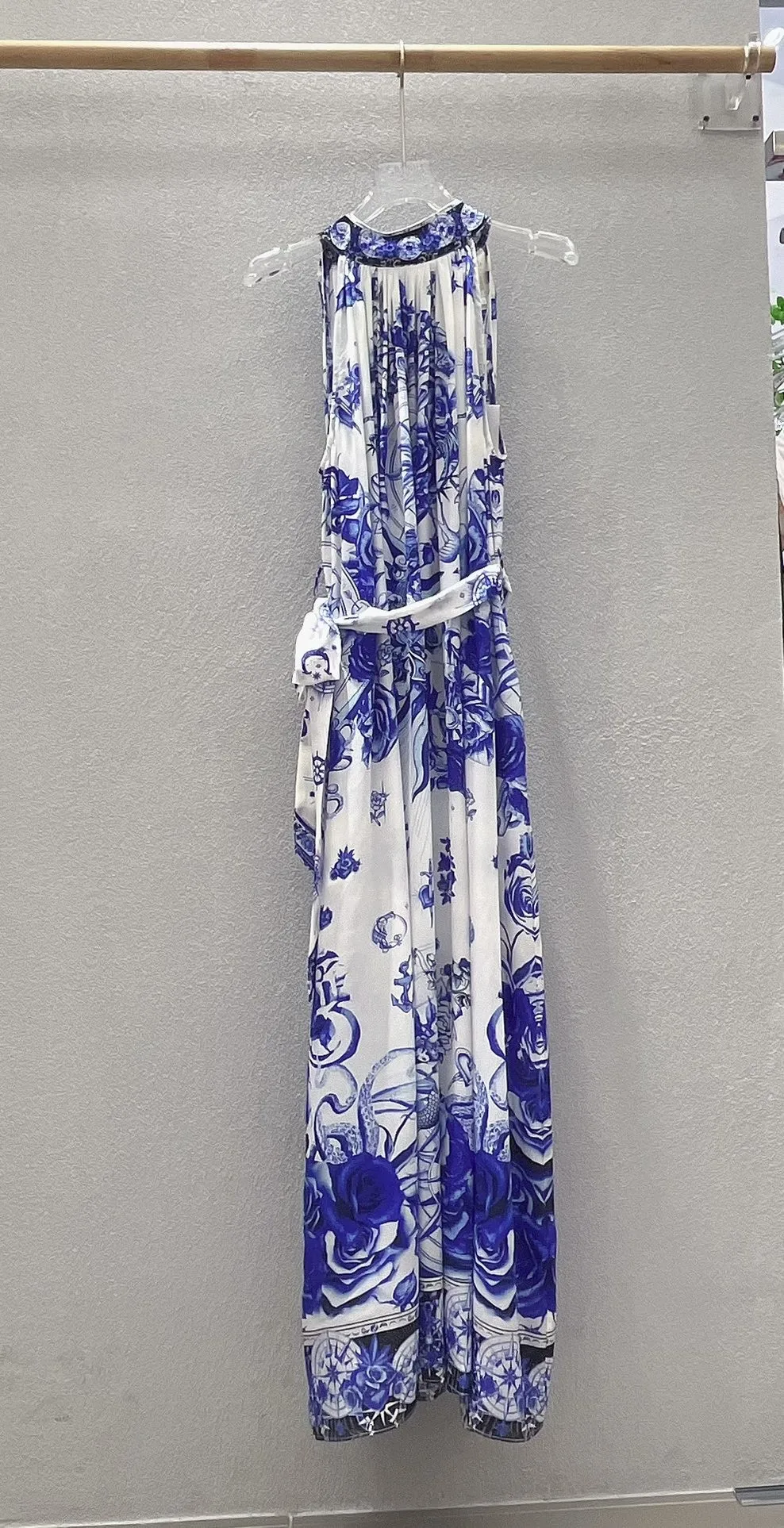 Robe longue en perles de cristal pour femmes, imprimé floral bleu, col licou, sans manches, vacances, 100% soie