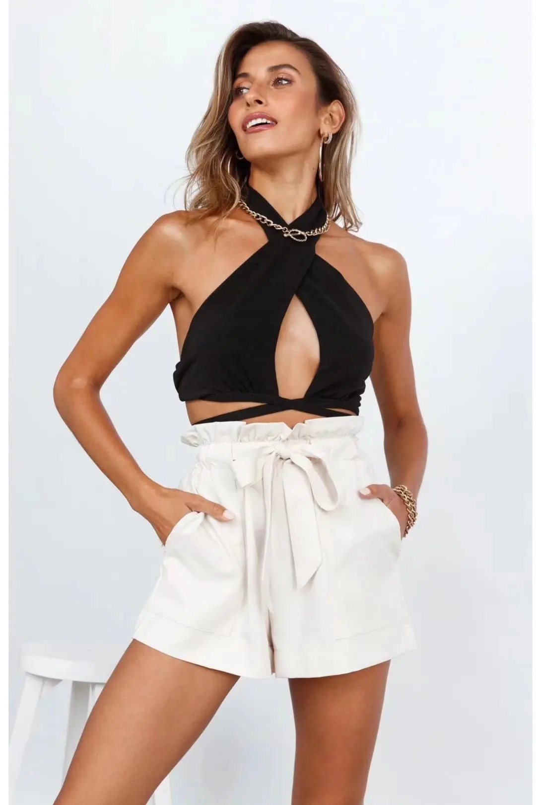 เสื้อครอปเซ็กซี่แบบเว้าไขว้สำหรับสาวทันสมัย ทรงเข้ารูป สายเดี่ยว สไตล์สตรีท สีพื้น เรียบง่าย เหมาะกับฤดูร้อน