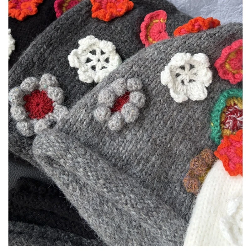 Koreanische Blumen-Handarbeit Gehäkelte Pullover-Mützen für Frauen, Warme und Vielseitige Ohrenschutz-Bombermützen für Herbst und Winter – Detail 6