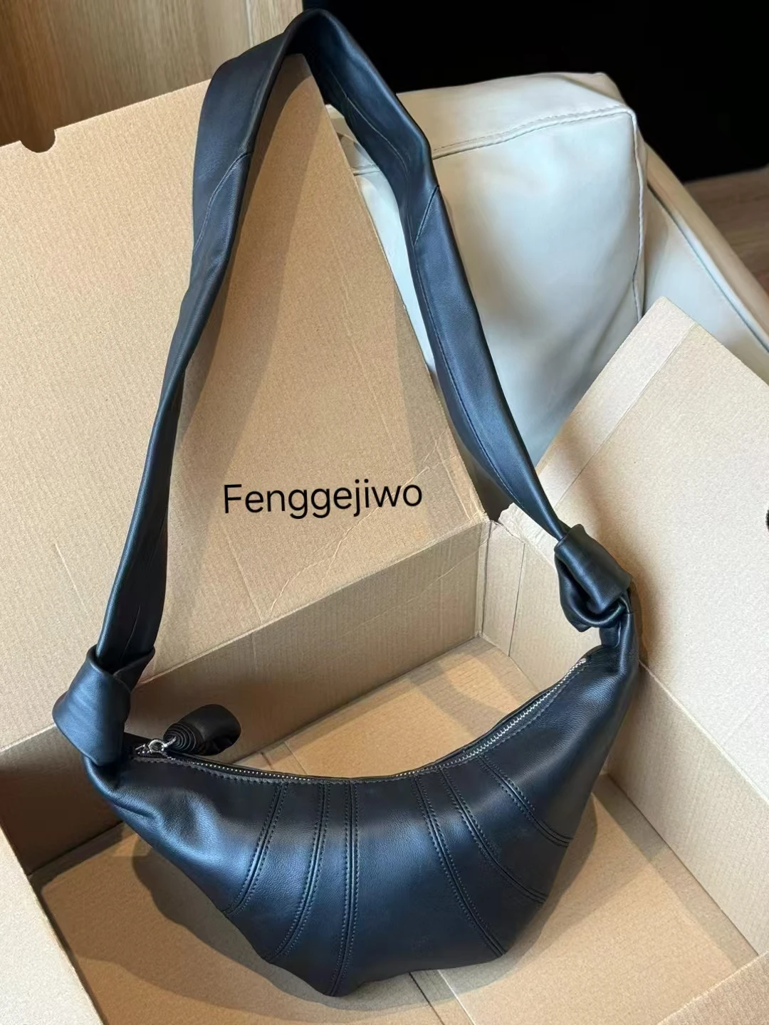 Fenggejiwo pure sheepskin horn bag genuine leather  bag is durable and can be carried all year round. The bag design is