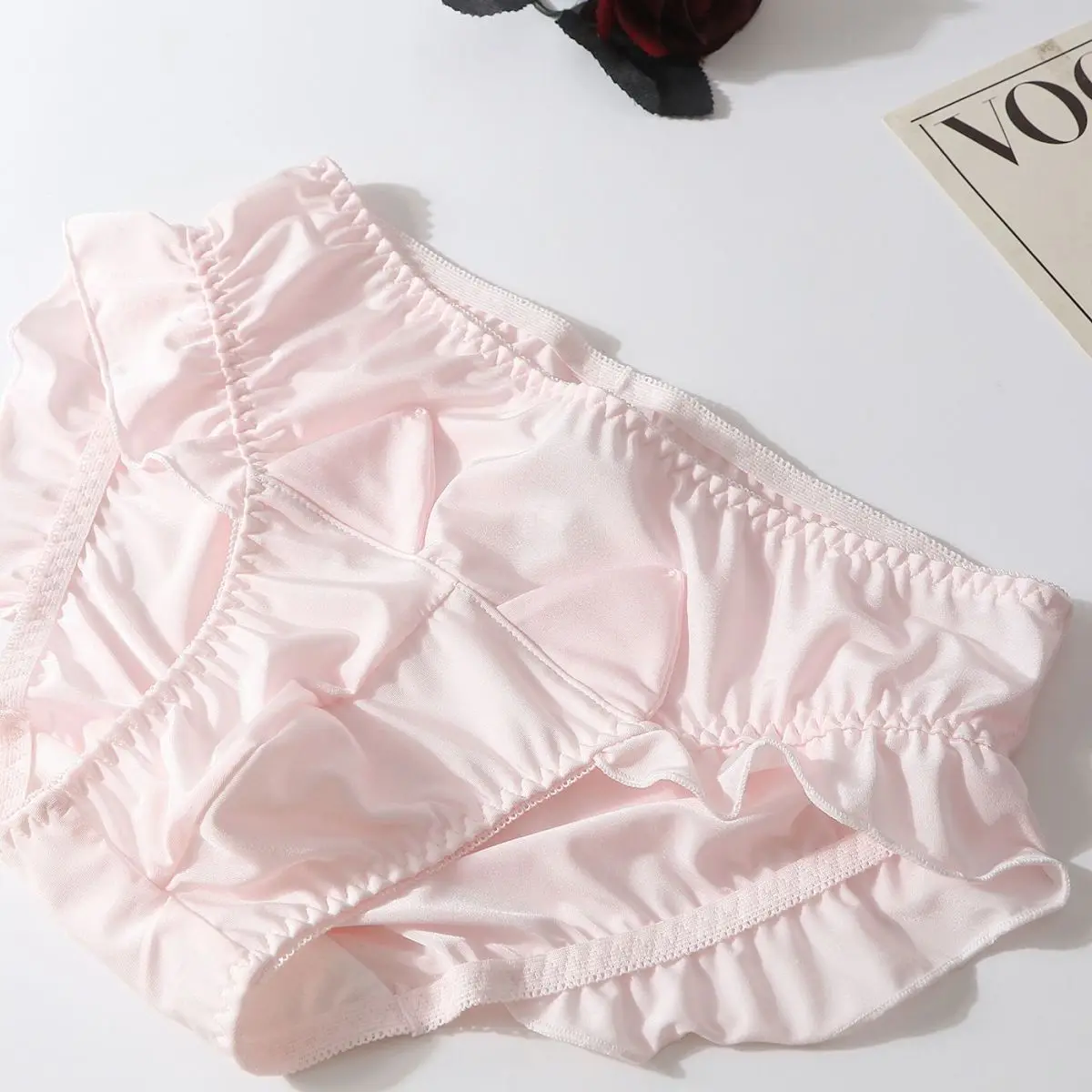 ชุดชั้นในเซ็กซี่ กางเกงในชายแบบน่ารัก กางเกงในชายแบบมีระบาย นุ่ม สบาย ระบายอากาศได้ดี สัมผัสนุ่มดุจแพรไหม