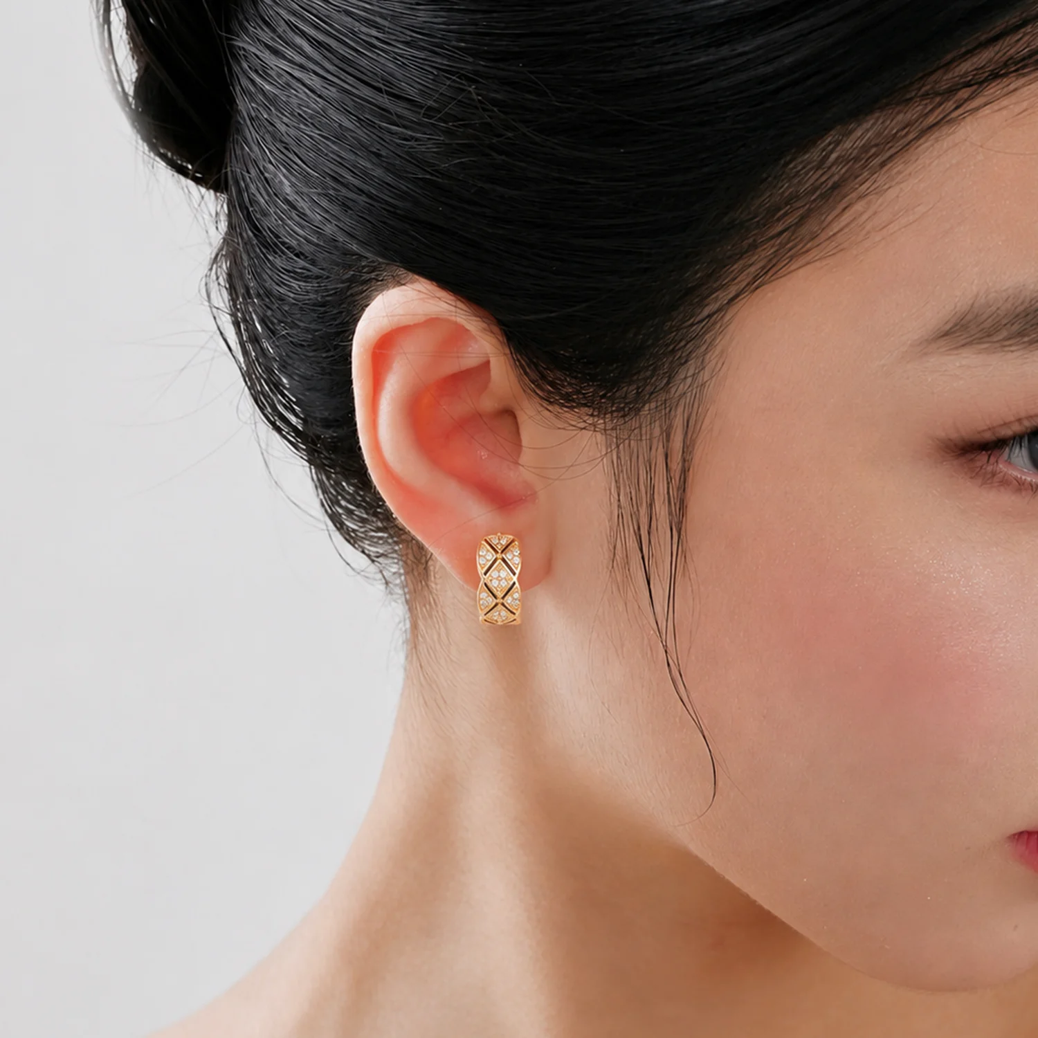 1 Pair Wavy Rhombus Lattice X-Shaped Huggie Earrings With Black Edge, Unique Personal Ear Accessories for Women