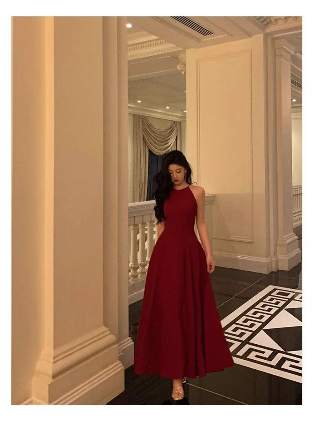 Crimson Elegance Kleid Neckholder Rotes, figurbetontes Maxikleid im französischen Hongkong-Stil Abend Glamour Retro Sirene Ästhetik