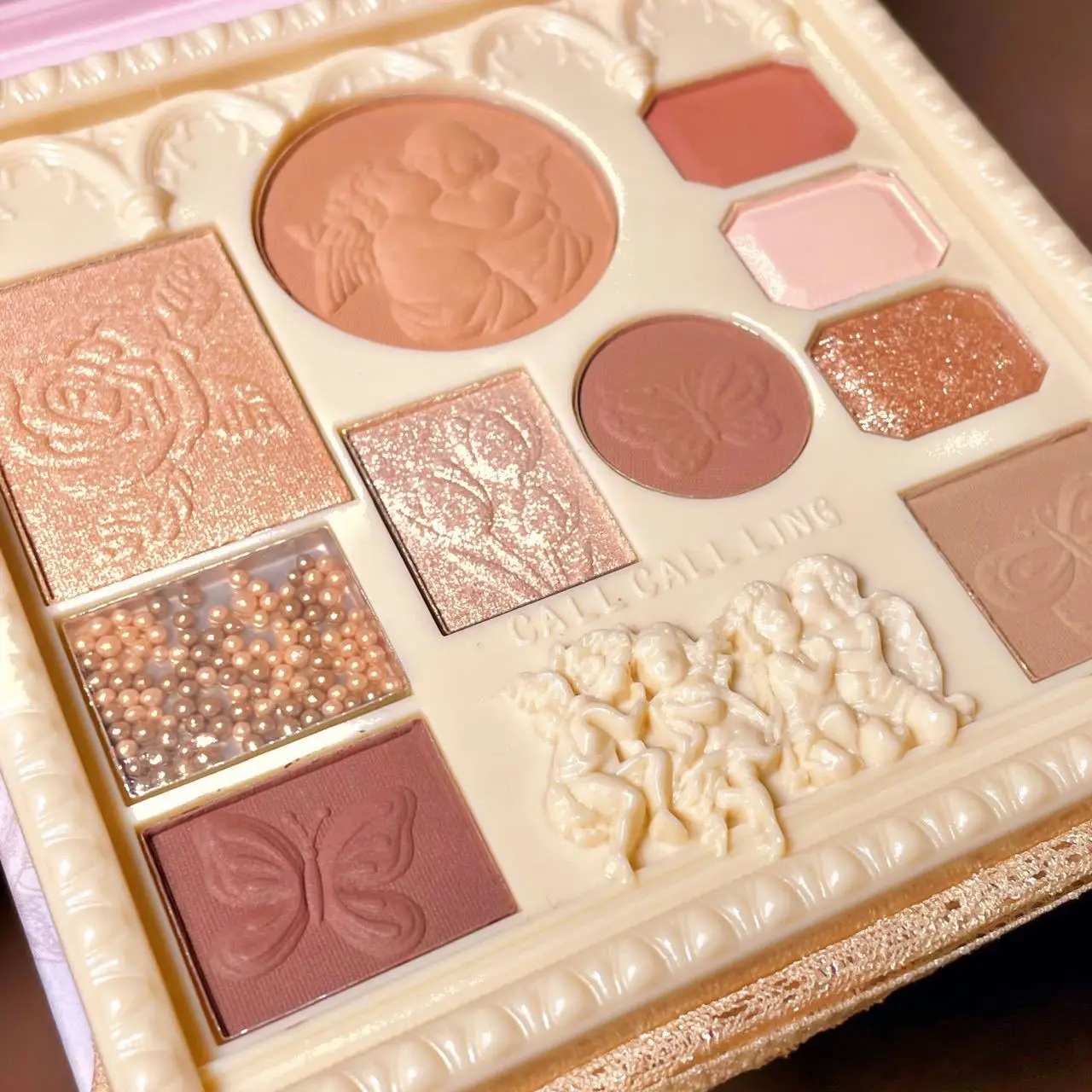 Flowerknows 高級メイクアップエンジェルリリーフアイシャドウアミューズメントエンボスブラッシュハイライト統合パレット女性手頃な価格のシェル