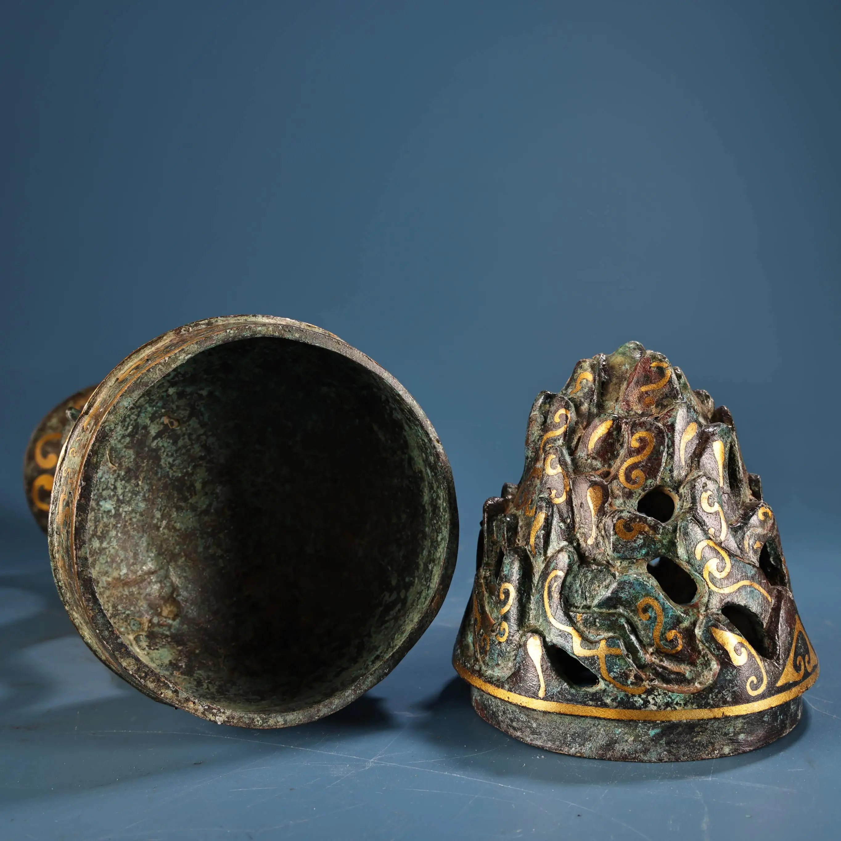 Nepalese folk Bronze Ware nscription Engraved pattern Double Divine Bird Statue Boshan Censer Amass wealth Ornaments