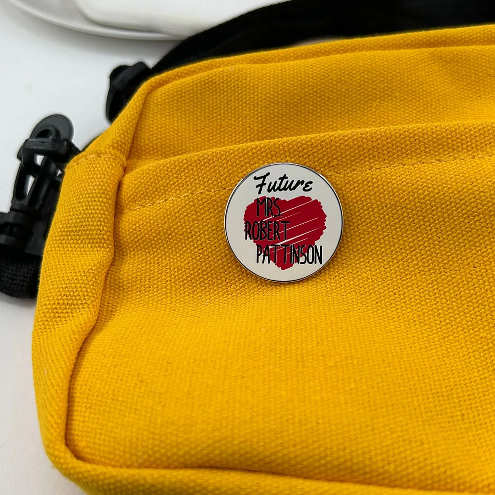 Future Mrs Robert Pattinson Love Heart Enamel Pin Red Graffiti Heart Badge Romantic Jewelry Valentine's Day Gift