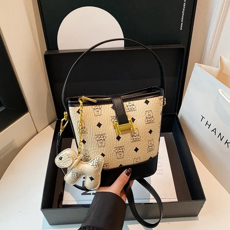 

Стильная винтажная сумочка-клатч с однотонным и модным логотипом для модных женщин, отдыха