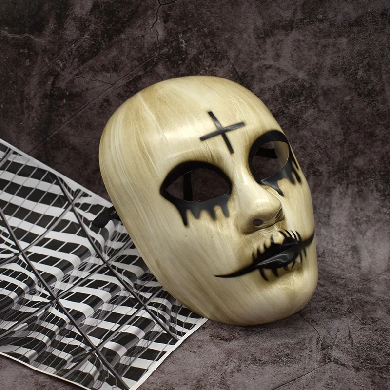 يخطط البشر بشكل واضح لأقنعة الهالوين المتقاطعة من الذكور والإناث