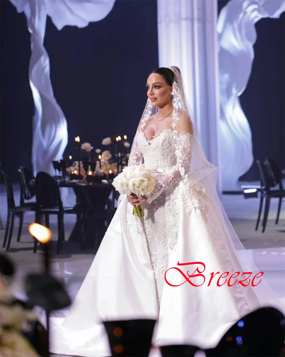 맞춤 제작된 우아하고 고급스러운 꿈꾸는 로맨틱 웨딩드레스 	 화이트 새틴 아플리케 플리츠 웨딩 파티 A라인 롱 드레스