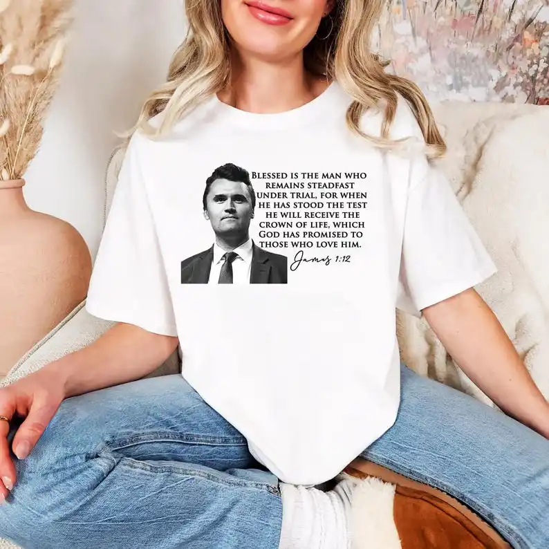 قميص آية الكتاب المقدس تشارلي كيرك جيمس 1:12، باتريوت حقيقي في الذاكرة المحبة لقميص تشارلي كيرك