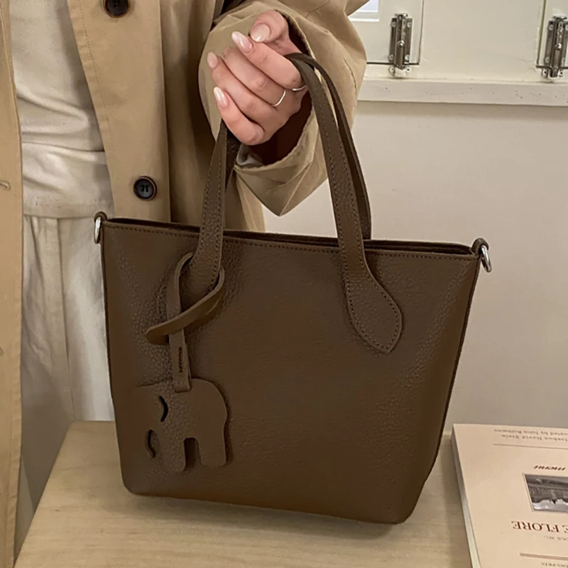 Modische Retro-Umhängetasche mit kleinem Elefanten-Anhänger, Damen-Handtasche aus PU-Leder, weiche Ledertasche, Street-Trend-Tasche für den täglichen Gebrauch