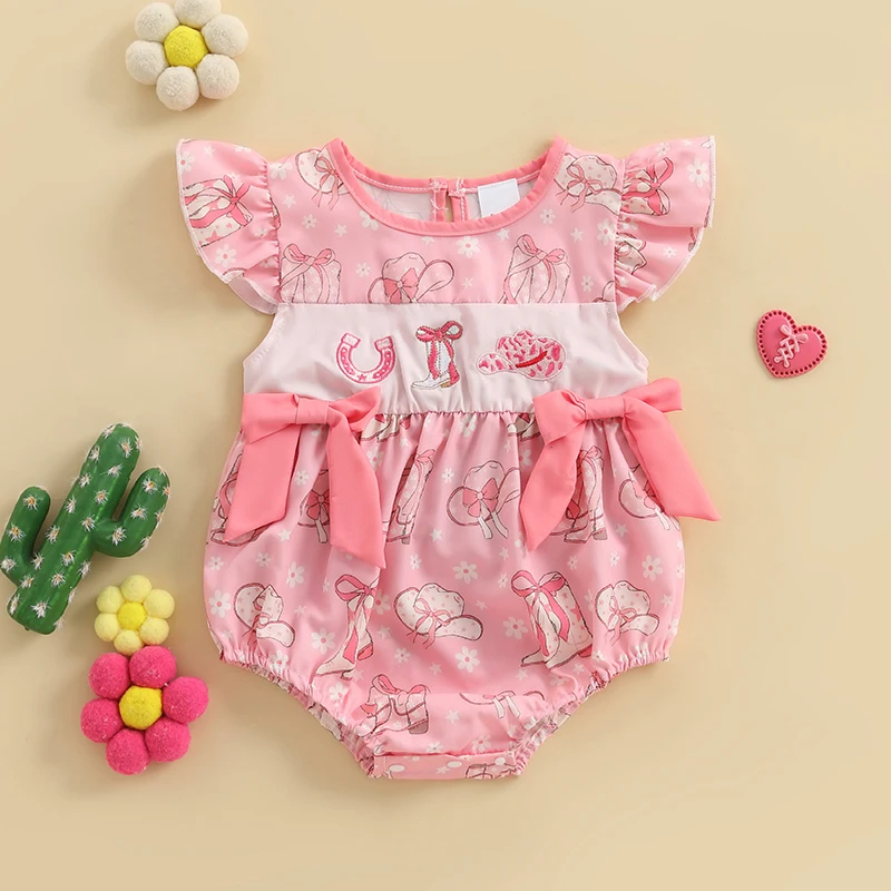 Uroczy kombinezon dla dziewczynki z rękawami z falbanami, uroczym dekoltem w szpic i stylowym nadrukiem w buty - idealny na letnie stroje