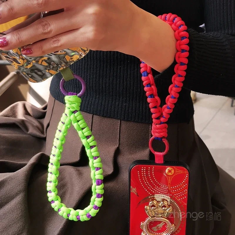 

Женский короткий шнурок на запястье