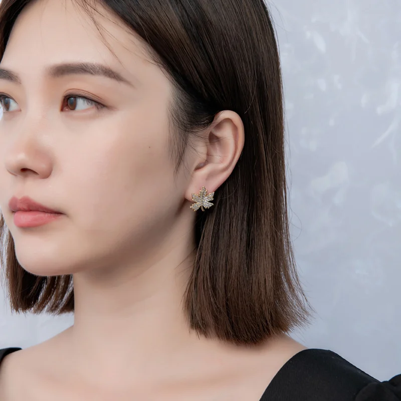 Vintage Crystal Maple Leaf Earrings for Women Temperament Rhinestone Asymmetric Earring Exquisite Jewelry Bijoux Party Gift