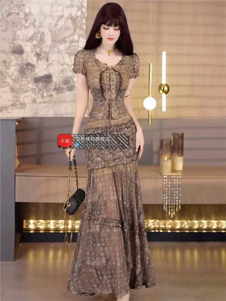 A new niche printed set featuring stylish and youthful with wrinkled top high-waisted long dress