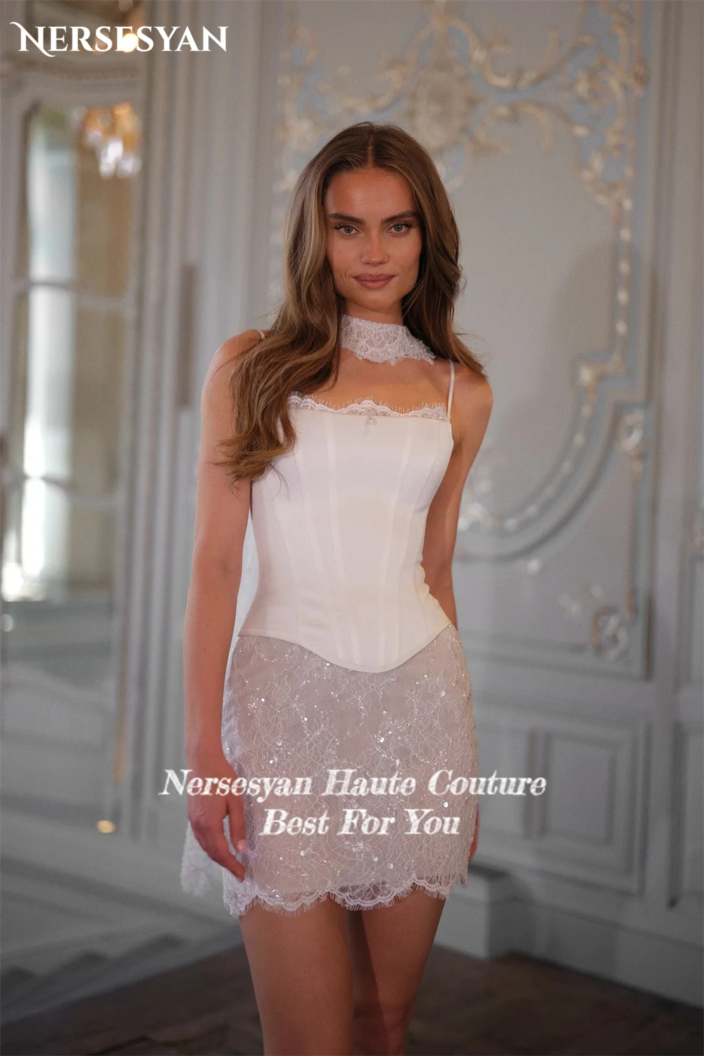 Nersesyan Luksusowe Brokatowe Koronkowe Sukienki Ślubne Mini na Cienkich Ramiączkach Aplikacje Suknie Ślubne Bez Pleców Mini Sukienka dla Panny Młodej Szyta na Miarę