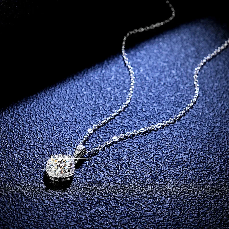 18K gold pendant 1 carat moissanite necklace women's fashion classic four-claw square bag PT950 platinum pendant clavicle chain