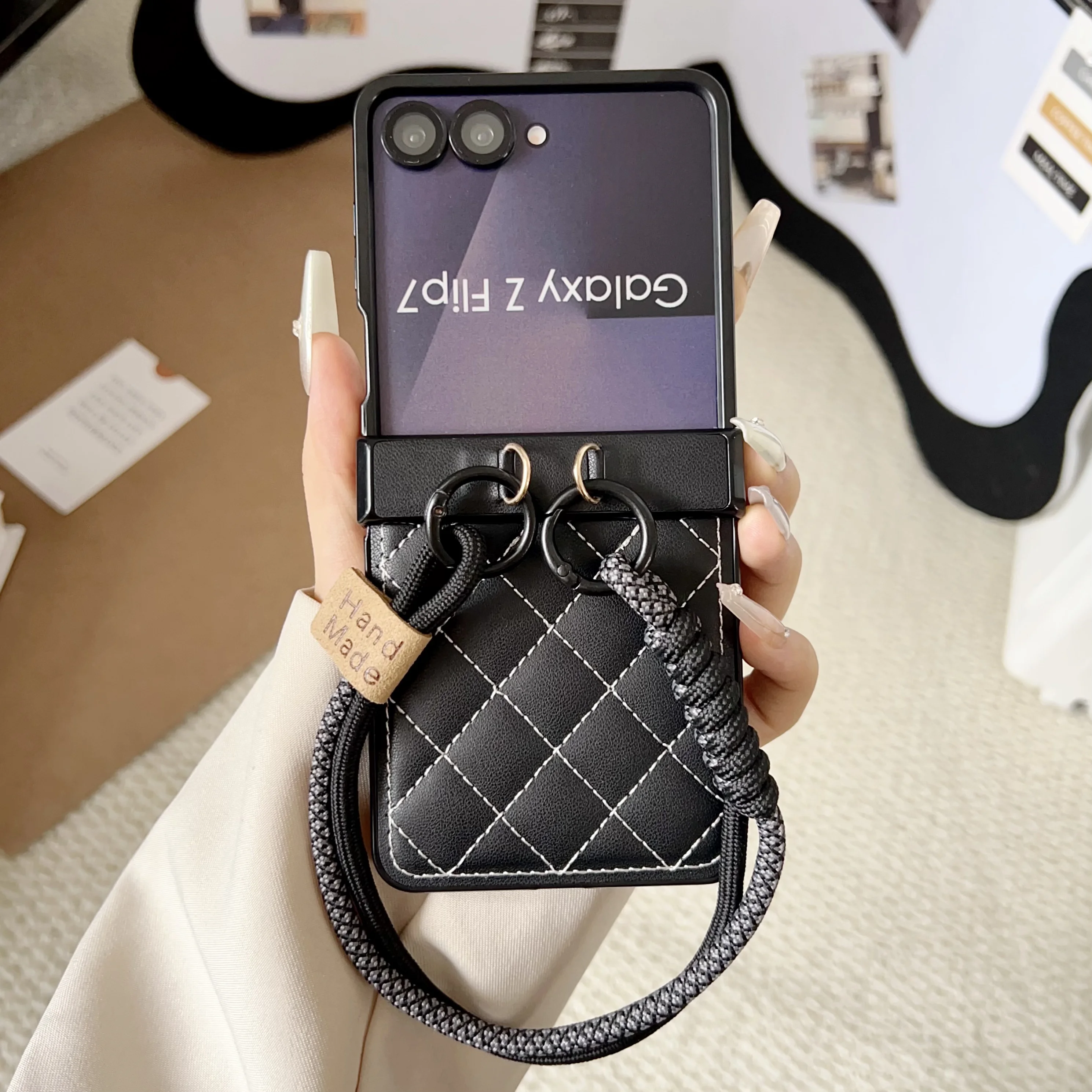 Rhombus Retro Handgelenkschlaufe PU-Leder Handyhülle für Samsung Galaxy Flip 7 FE 6 5 4 3 Flip7 stoßfeste Scharnierabdeckung – Detail 3