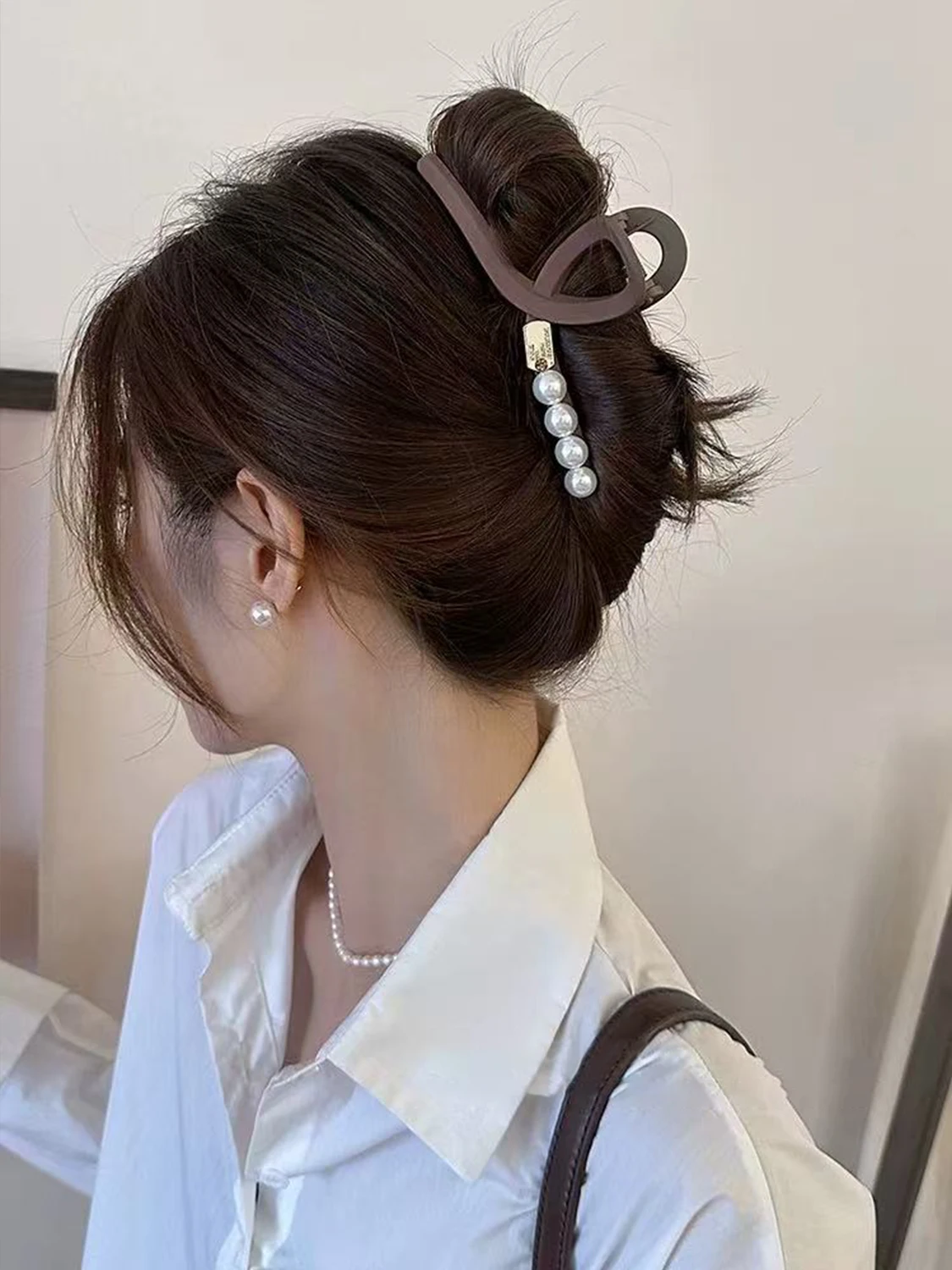 1pc matte pearl metal hair clip, back of the head premium sense large grab clip seamless shark clip, suitable for daily use image 3