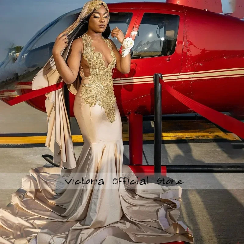 ชุดเดรสสั้นประดับเพชรระยิบระยับสำหรับสาวผิวสี ชุดเดรสค็อกเทลประดับขนนกและคริสตัล ชุดเดรสงานเลี้ยงคืนสู่เหย้า