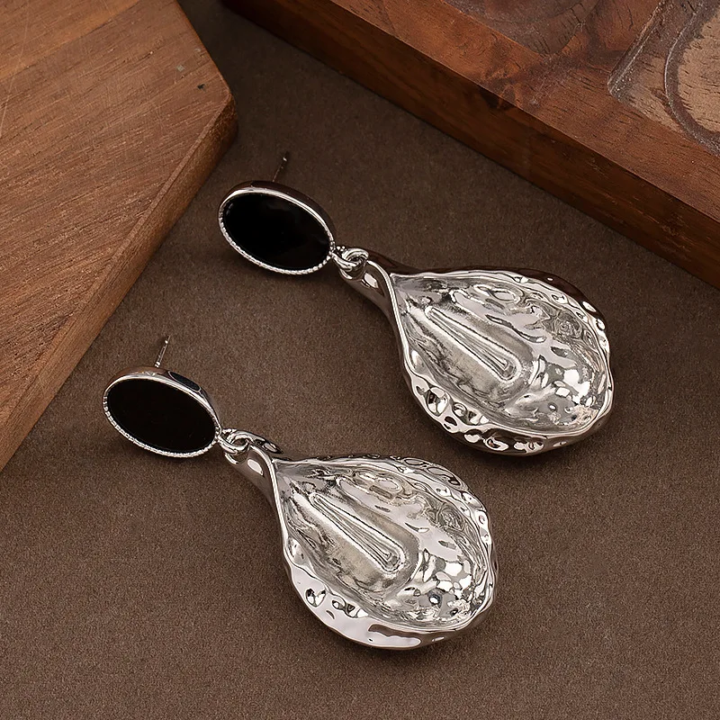 

Retro personality cold style metal flower leaf earrings Hong Kong style light luxury fashionable high-end commuter earrings