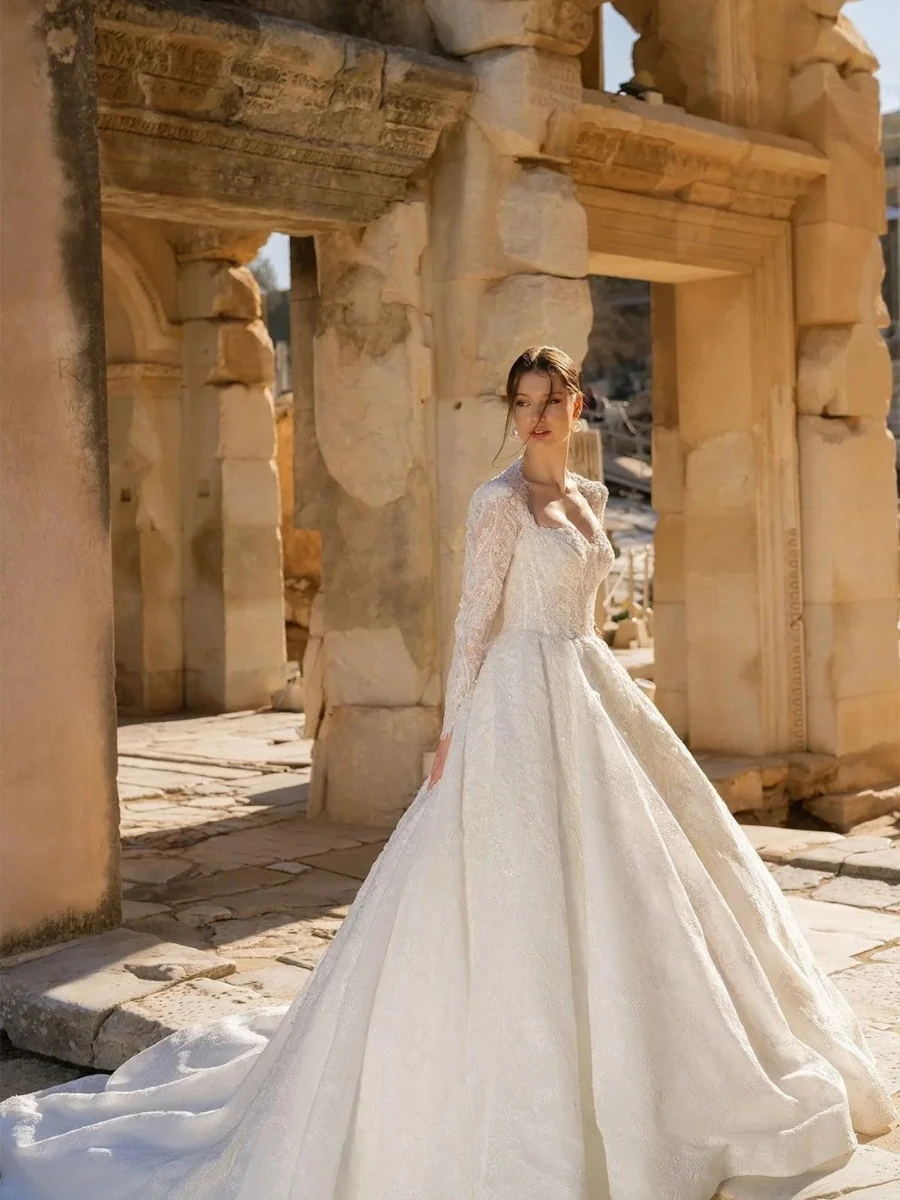 Long Sleeve Lace Ball Gown Wedding Dress Sweetheart Bridal Gown Heavy Jacquard Sparkle A Line Chapel Train Bride Outdoor Wedding