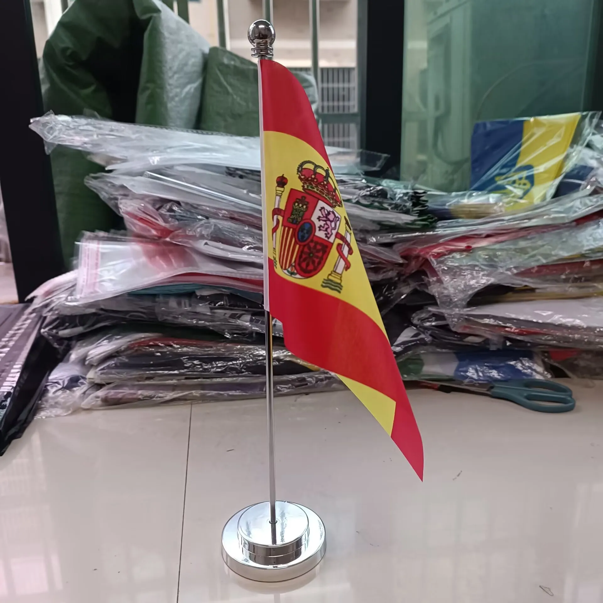 Xvggdg 14x21cm Office Desk Flag of Spain Flag Polyester Spanish National Flag Country Banner Desk Ornaments Flags