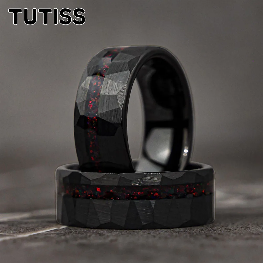 新しいスタイル6-8mmブラックハンマード加工の結婚指輪、砕いた赤いオパールを象嵌したタングステンリング、カップルの婚約指輪、記念日指輪
