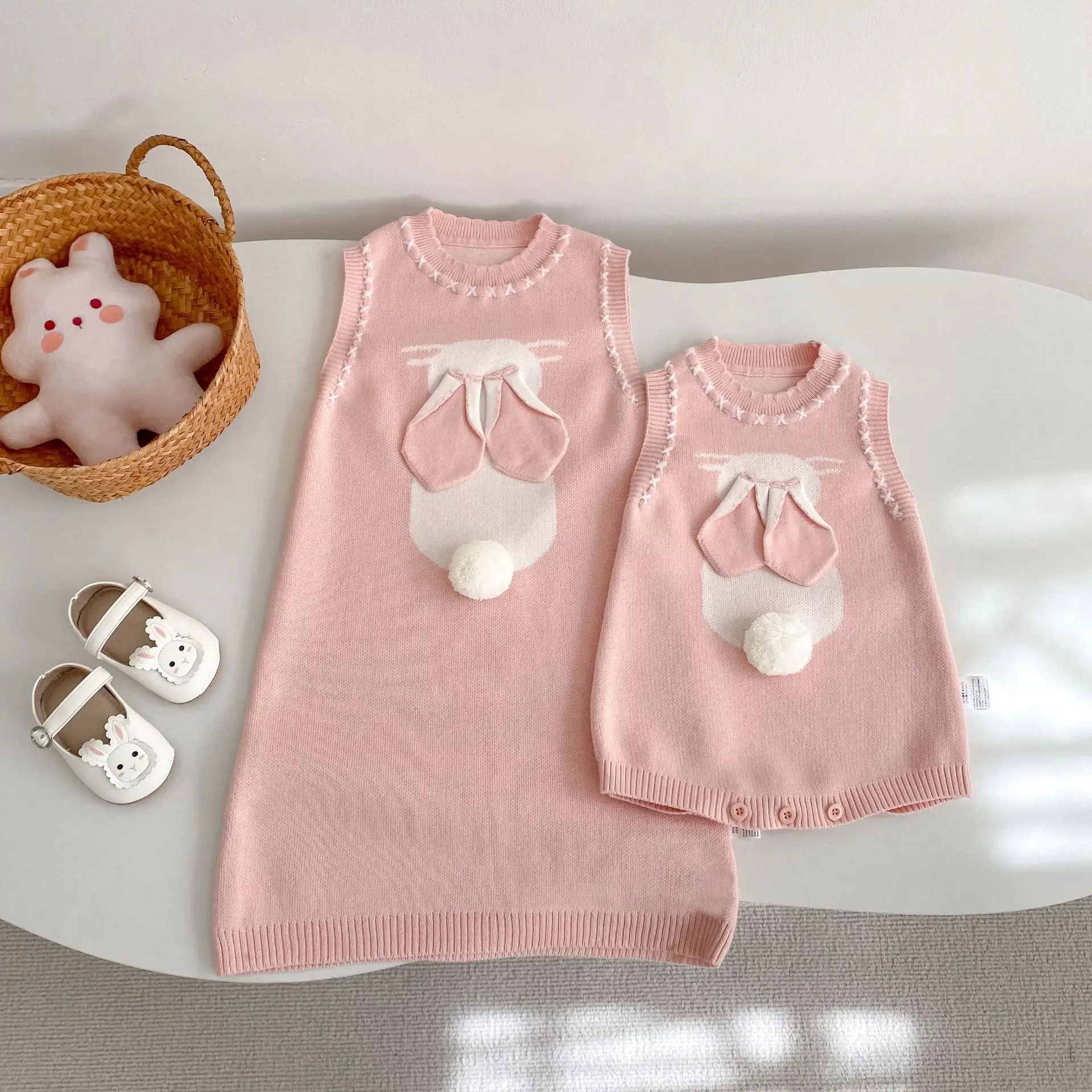 

Весенний новый трикотажный комбинезон без рукавов для девочек 2026 года, милое платье-жилетка с кроликом, сладкий комбинезон для младенцев в стиле принцессы, одежда для сестер