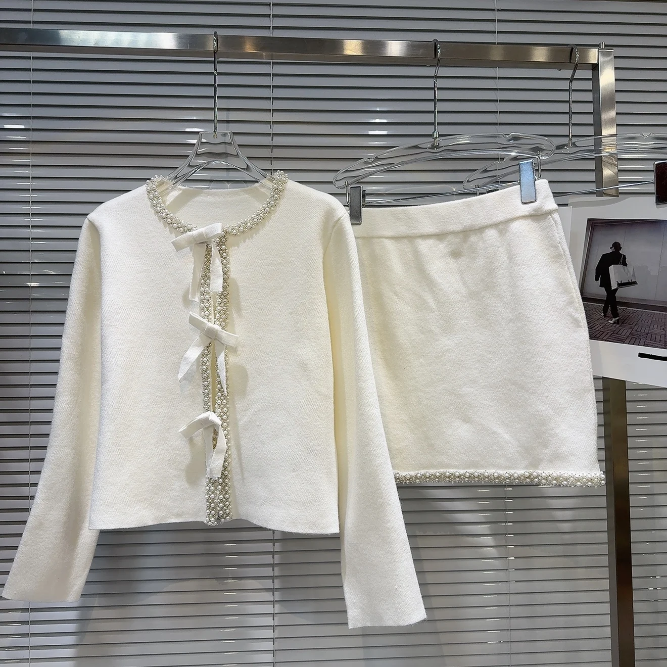 

Весна 2026: Новинка! Модный вязаный свитер-кардиган в стиле «Маленький аромат» с жемчужным узором и узлами, женский модный комплект