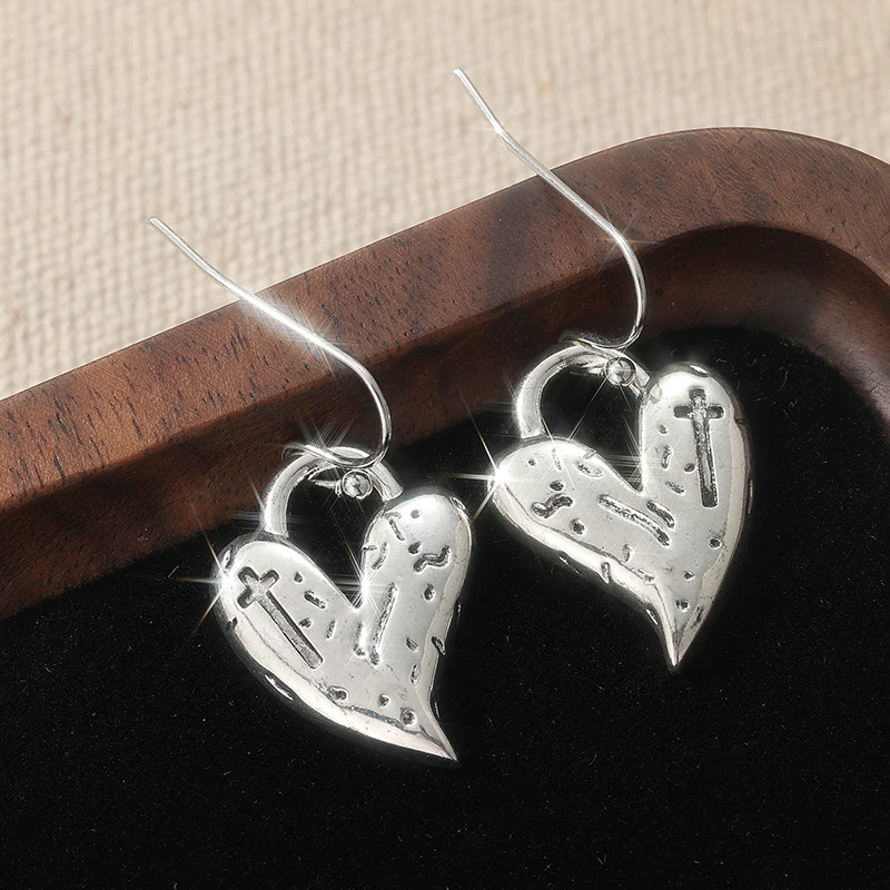 Vintage Silberfarbene Herz-Ohrhänger für Damen Metall-Ohrringe mit Handgeschnitztem Muster für Party und Alltag – Detail 2
