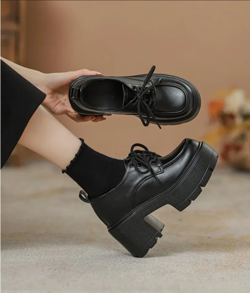 

2025 г., женские туфли в британском стиле на высоком каблуке 12 см, повседневные туфли на высоком каблуке со шнуровкой и круглым носком из натуральной кожи из лакированной кожи на толстом каблуке