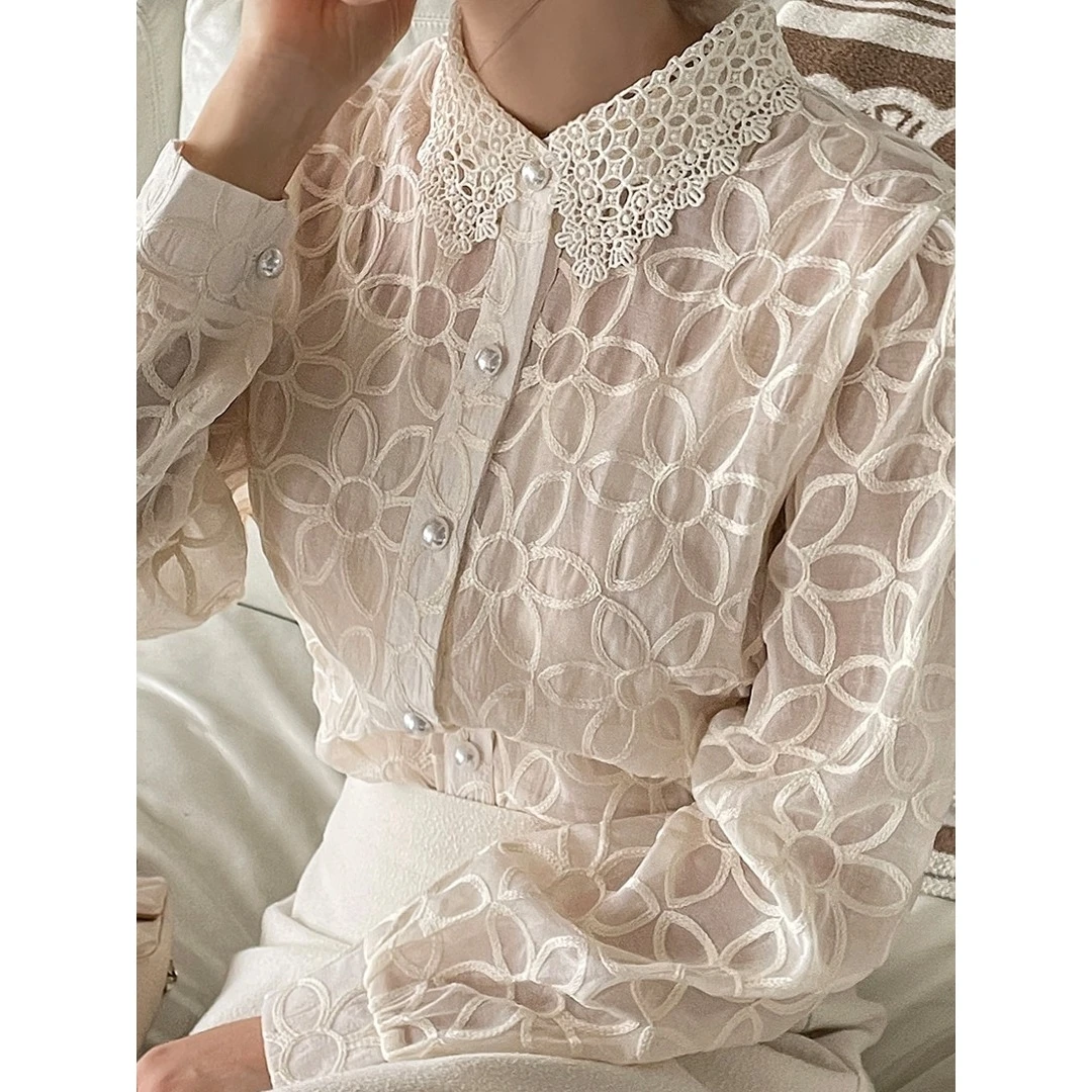 

Женский шикарный комплект из двух предметов: рубашка с длинным рукавом, вышивкой, ажурными элементами, жемчужными пуговицами и воротником-стойкой, а также майка. Весенний, из полиэстера.