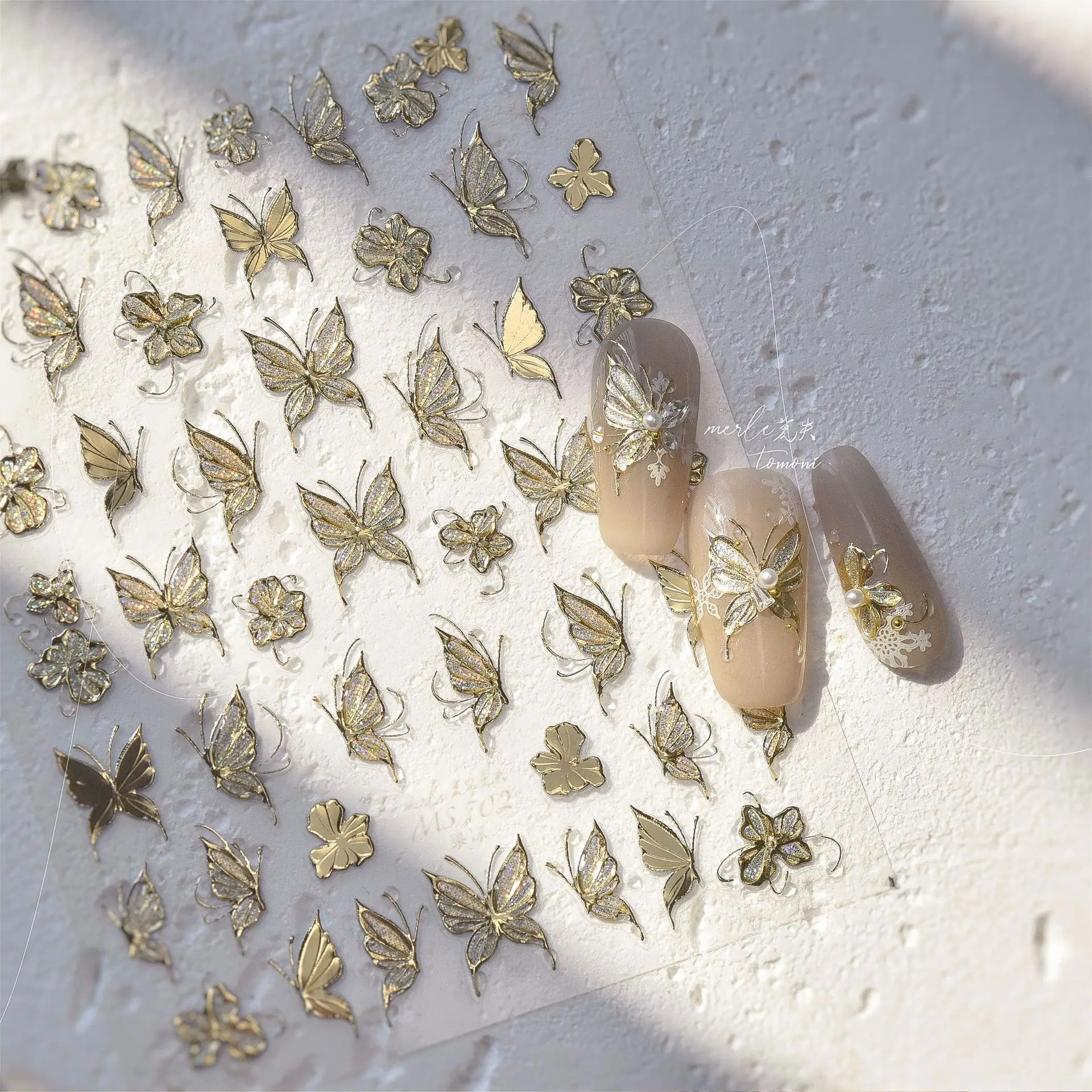 Niebieskie Metaliczne Błyszczące Naklejki na Paznokcie z Motylami Glamour Owady Zwierzęta Urocze Samoprzylepne Dekoracje 5D Naklejki do Manicure