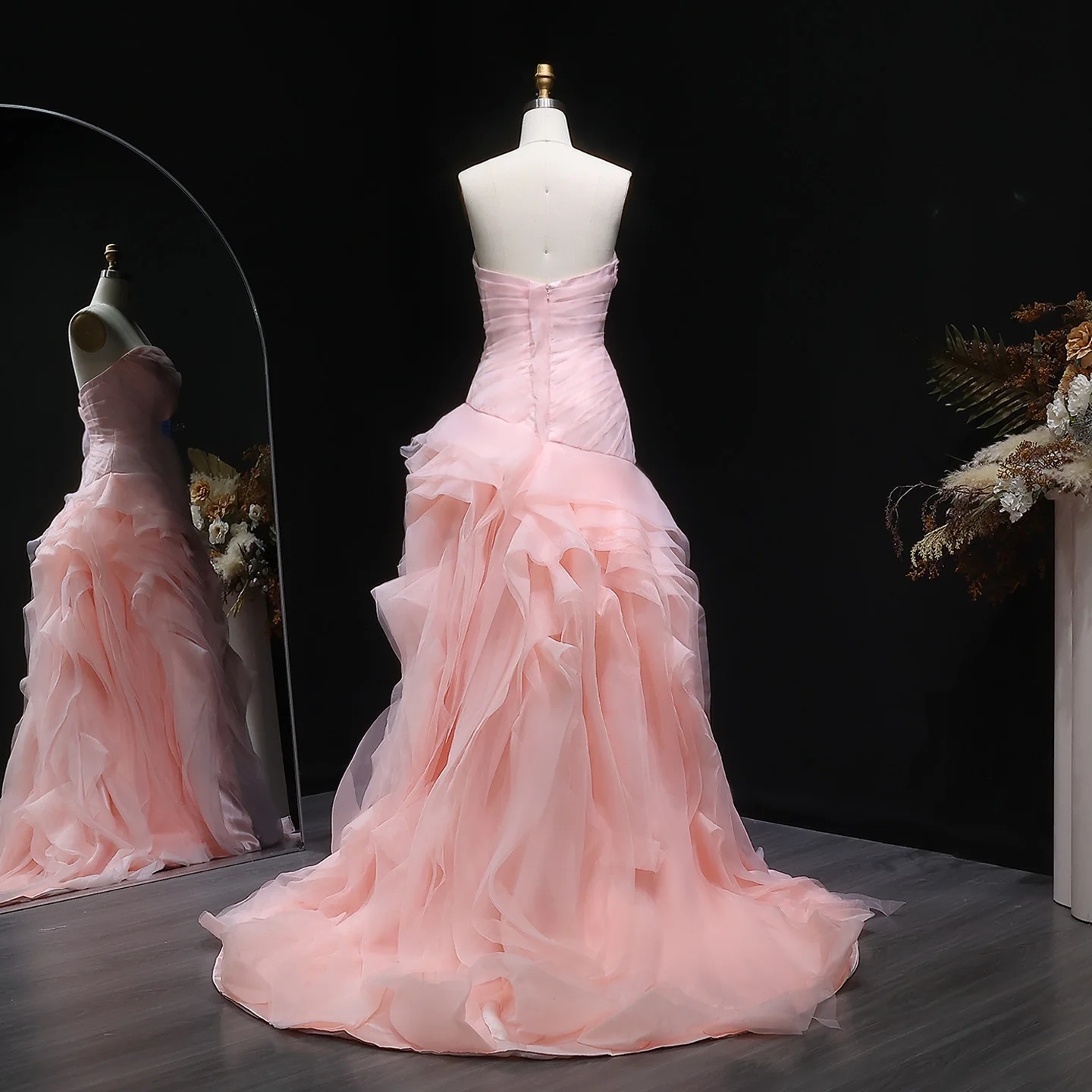 シャロンはエレガントなピンクのイブニングドレス、ティアードフリル、バックレス、ストラップレス、女性用ウェディングパーティガウン、SF040、カスタマイズされたと述べました。