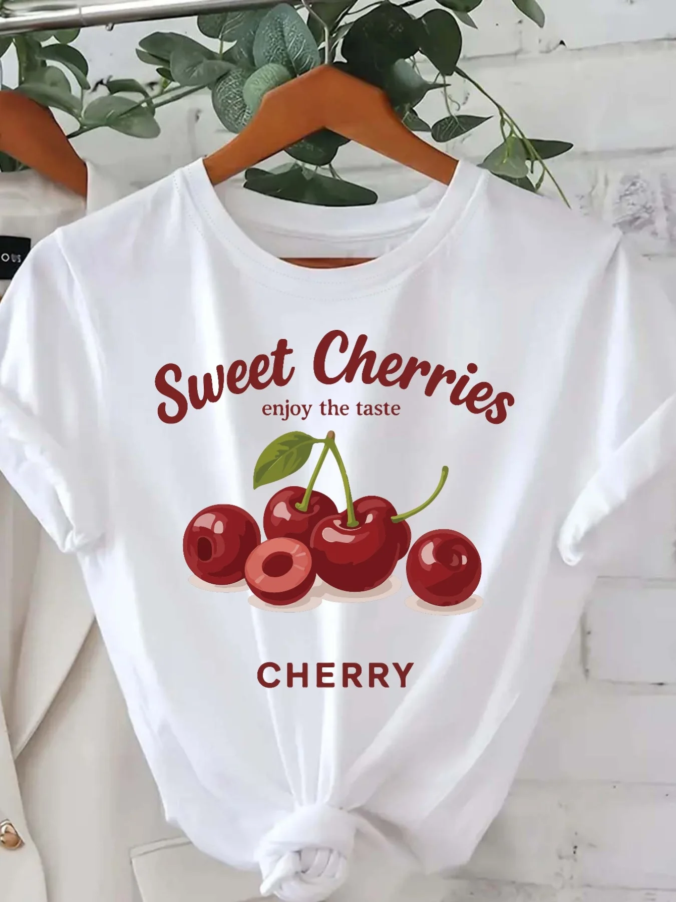 Camiseta con estampado de cerezas para mujer - Estampado de cerezas dulces con la frase "Disfruta del sabor", top informal de manga corta con cuello redondo, ropa estética a la moda