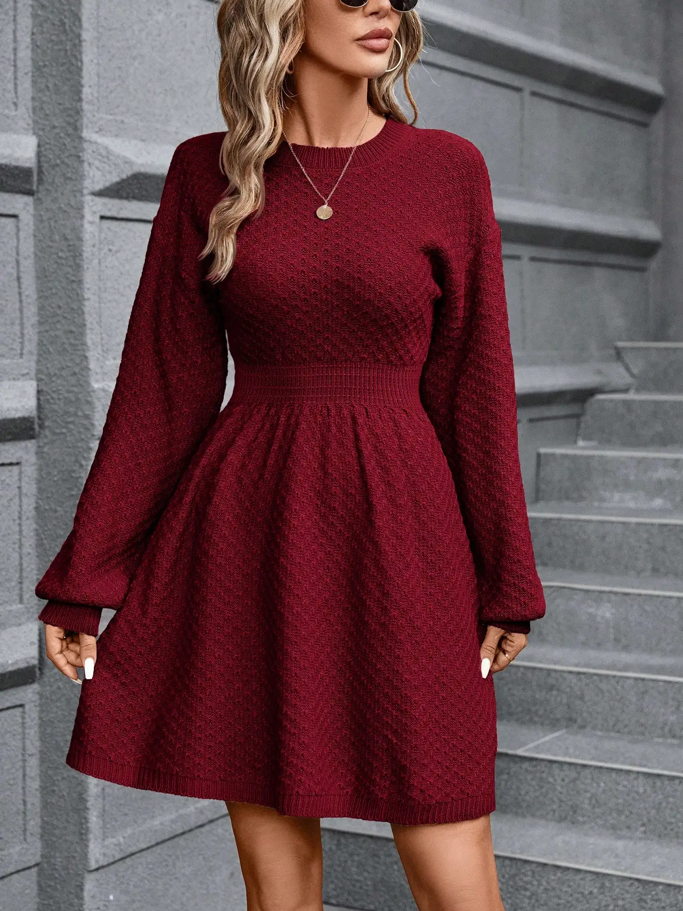 

Женское бордовое трикотажное платье с приталенной талией и рукавами-фонариками для повседневной носки осенью и зимой