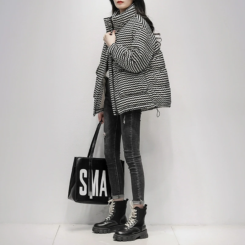 Chaqueta corta a cuadros blanca y negra para invierno, nueva versión coreana, abrigo holgado y grueso con cuello levantado, plumón de pato blanco 90%, 2025