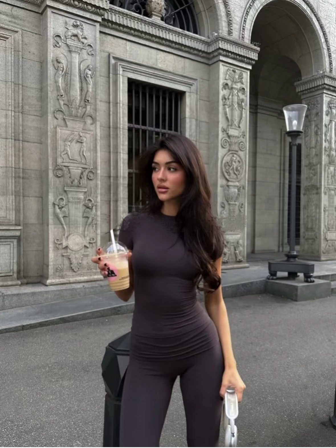 

Летний топ Slim Fit из эластичной ткани с круглым вырезом, приталенный, с регулируемыми бретелями, идеально подчеркивающий фигуру