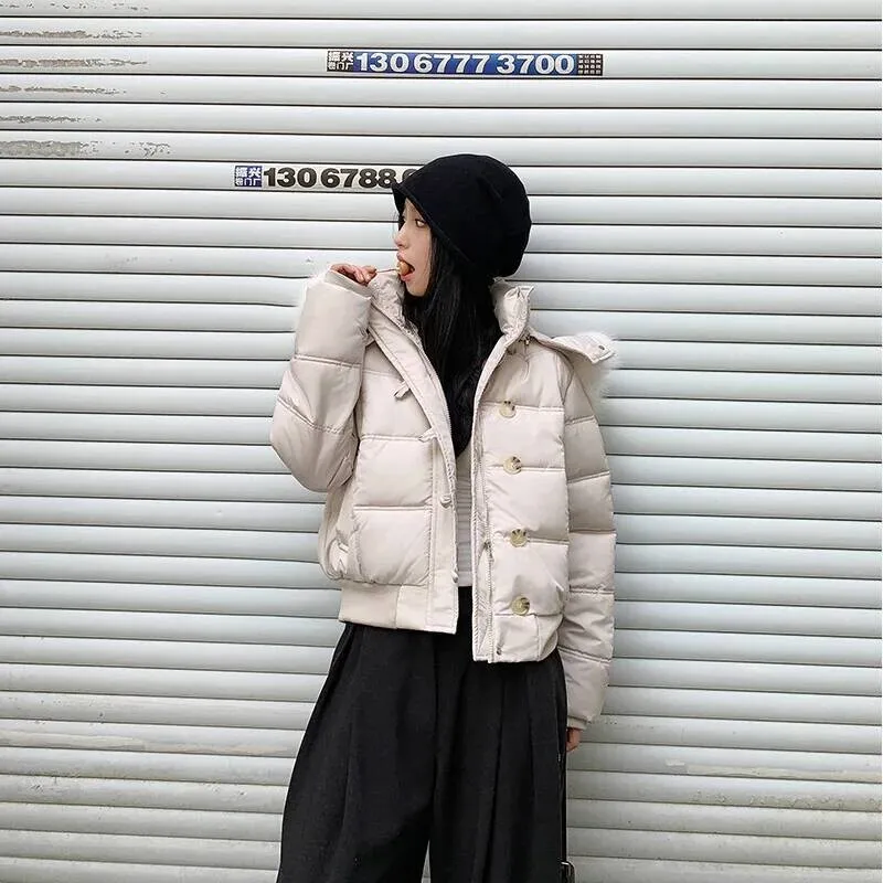 سترة نسائية جديدة من القطن بأكمام قصيرة لخريف/شتاء مع حواف من الفرو وغطاء للرأس وعزل سميك لمقاسات صغيرة