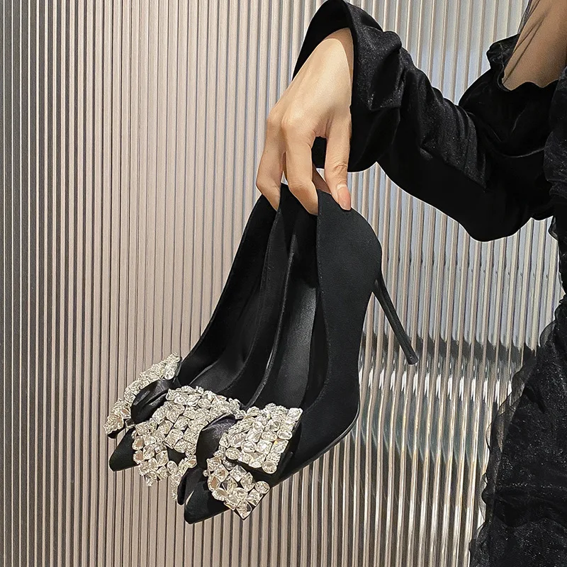 

Черные женские туфли на тонком каблуке с бриллиантовым декором и узлом, удобные, с острым носком, не утомляющие ноги, женские туфли-лодочки