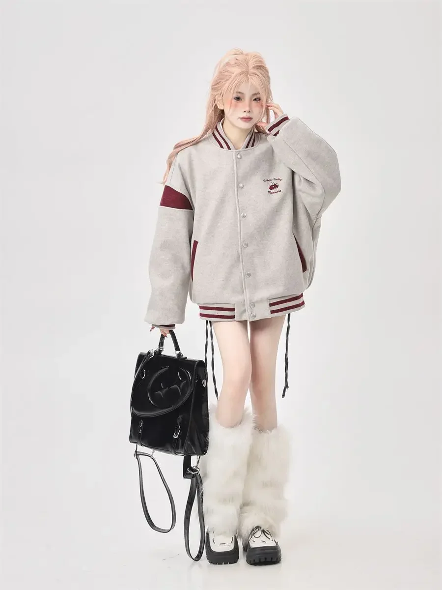 ​ 2025年シックなオーバーサイズグレーベースボールジャケット、レディースレトロパイロットコート、機能的なポケットと芸術的なステッチ付き ​