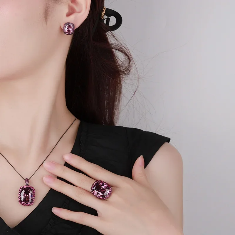

2024 New S925 Silver Plated 18K Gold Inlaid with Gemstones Bird's Nest Cut Dry Rose Black Gold Pendant Ring and Earrings Set